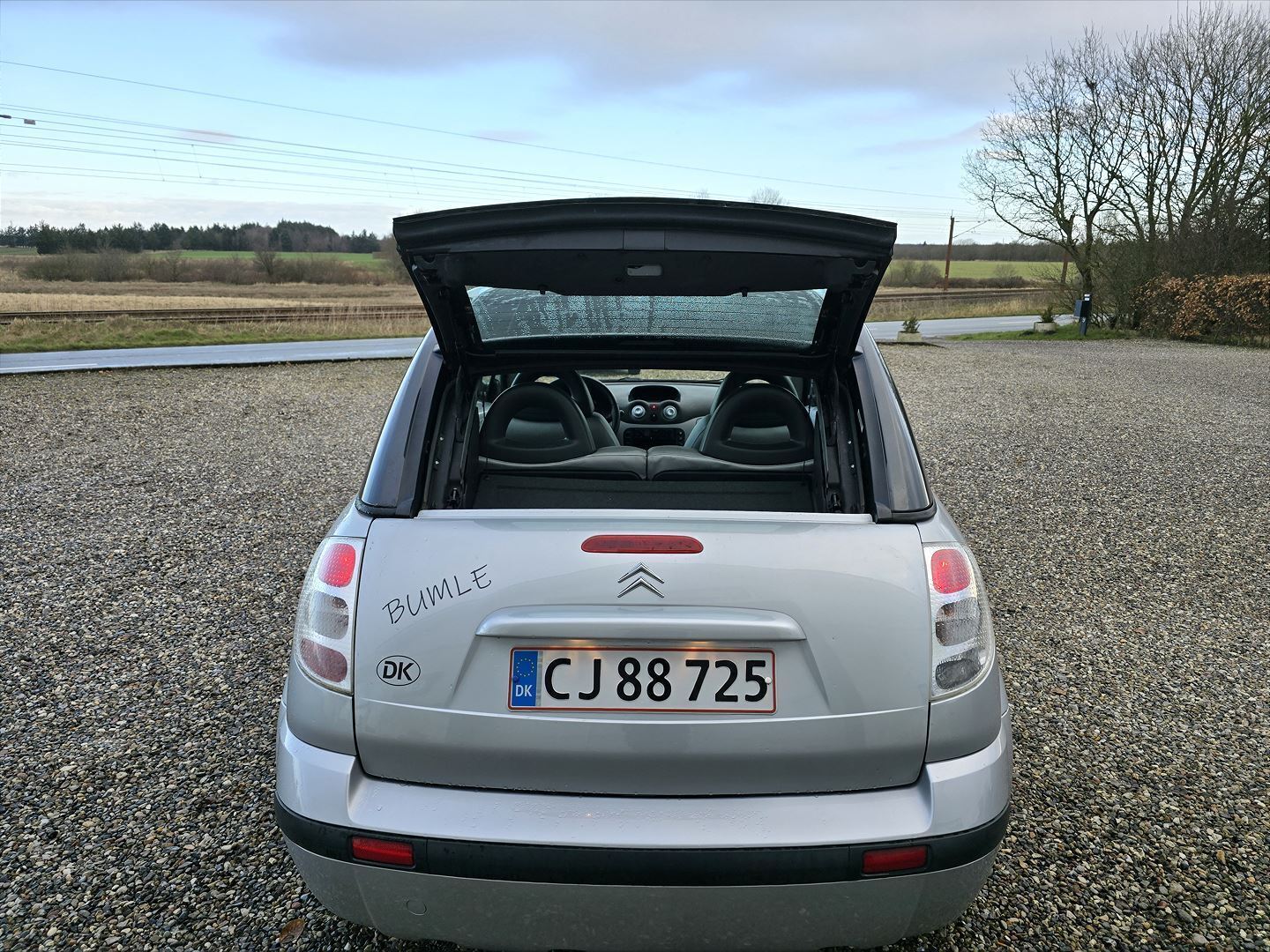 Sølv Citroën C3 Pluriel fra 2004 set udefra