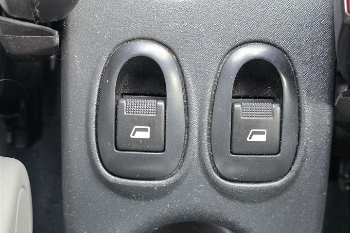Sølv Citroën C3 Pluriel fra 2004 set indefra