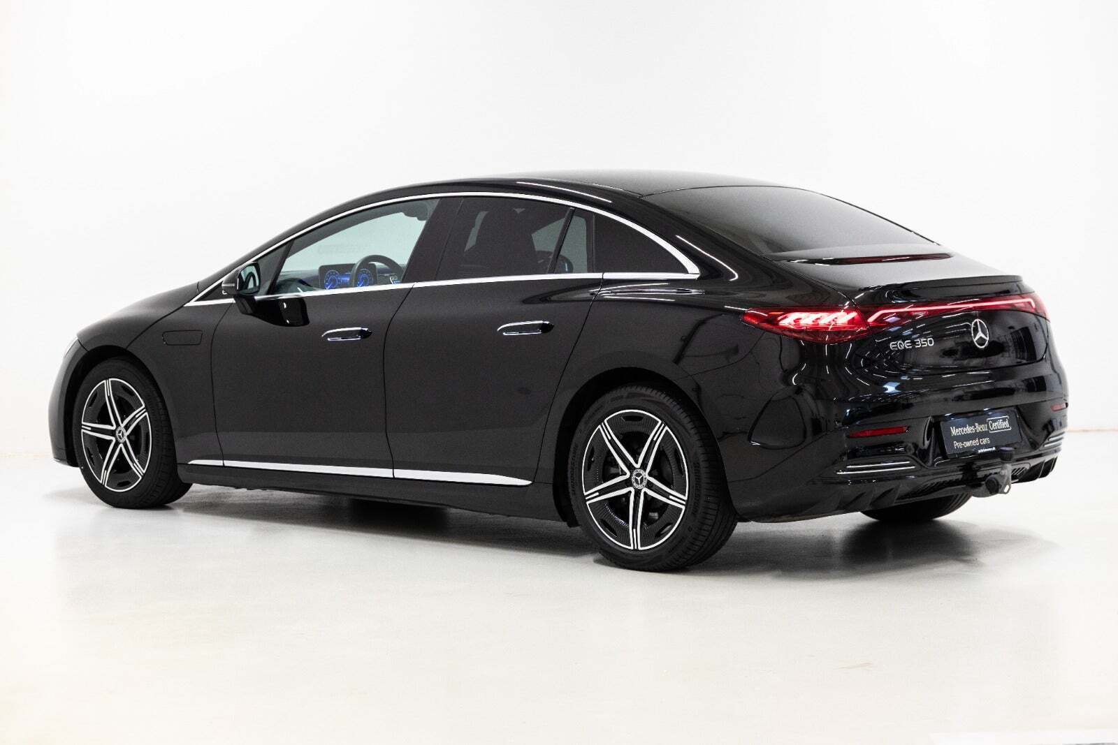 Sort Mercedes EQE350 fra 2024