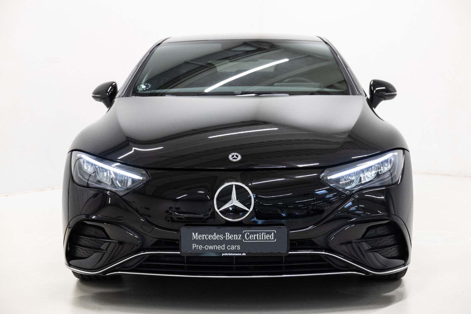 Sort Mercedes EQE350 fra 2024 set udefra