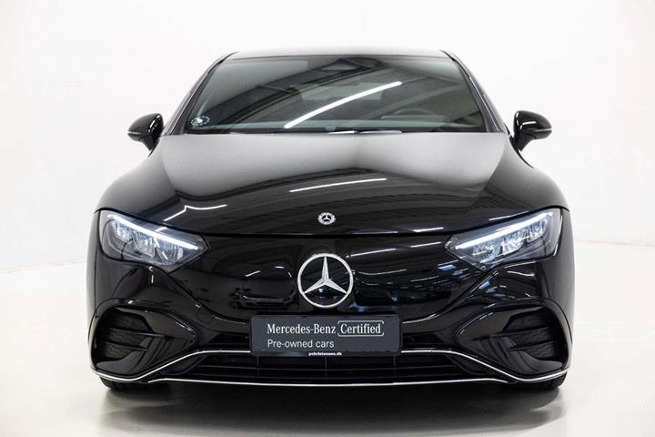 Sort Mercedes EQE350 fra 2024 set udefra