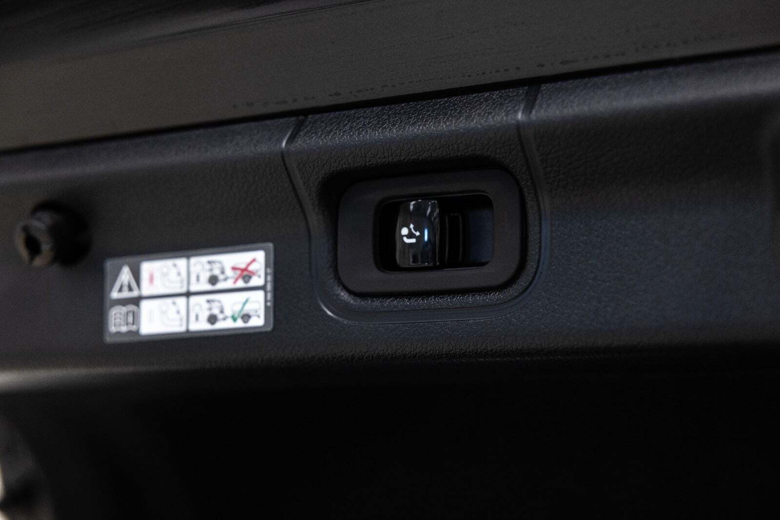 Sort Mercedes EQE350 fra 2024