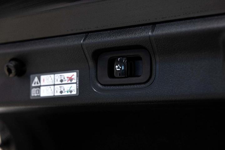 Sort Mercedes EQE350 fra 2024