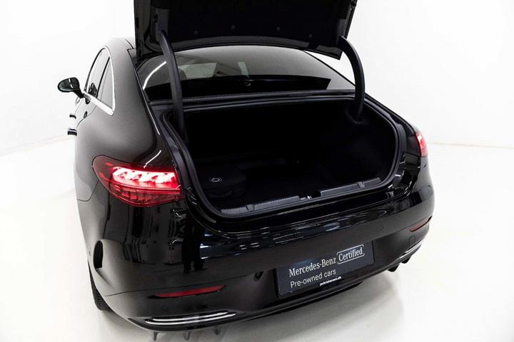 Sort Mercedes EQE350 fra 2024