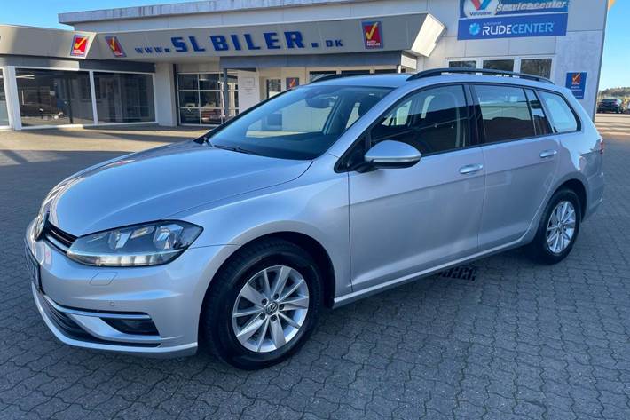 Sølv VW Golf VII fra 2019 set udefra