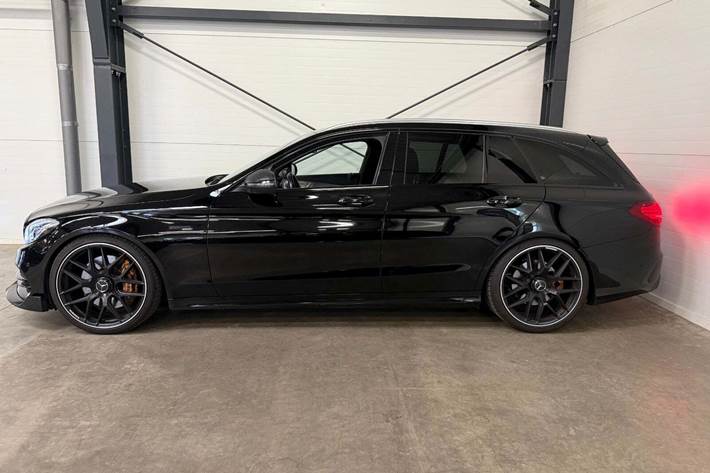 Sort Mercedes C43 fra 2017