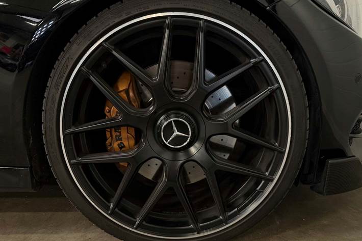 Sort Mercedes C43 fra 2017