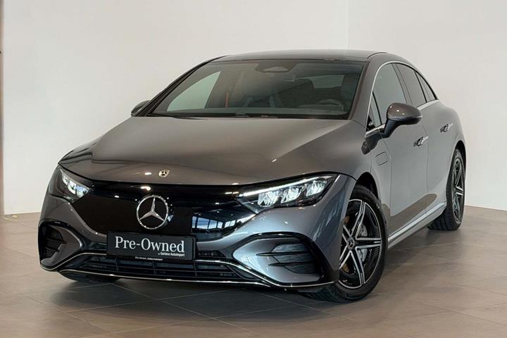 Grå Mercedes EQE300 fra 2023 set udefra