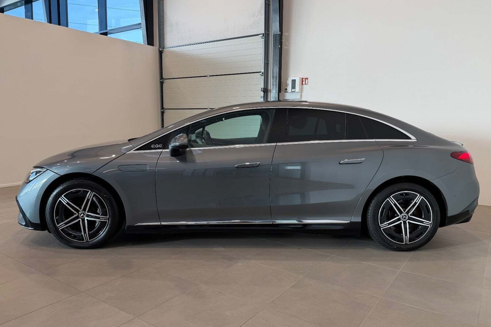 Grå Mercedes EQE300 fra 2023