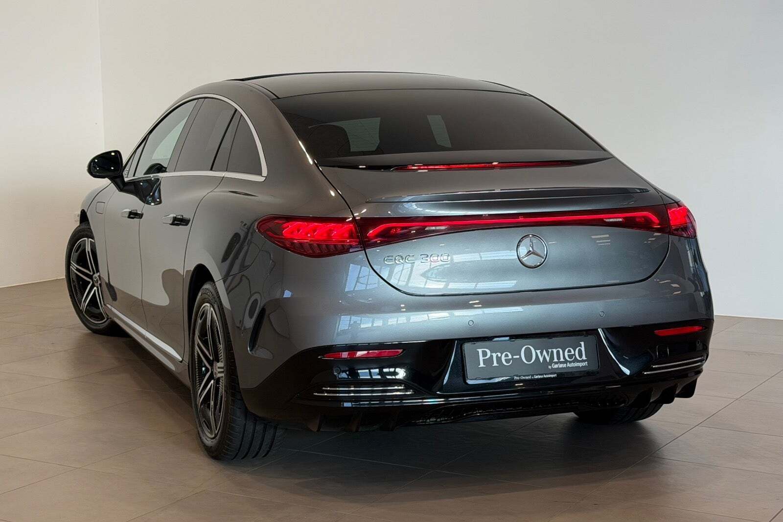 Grå Mercedes EQE300 fra 2023