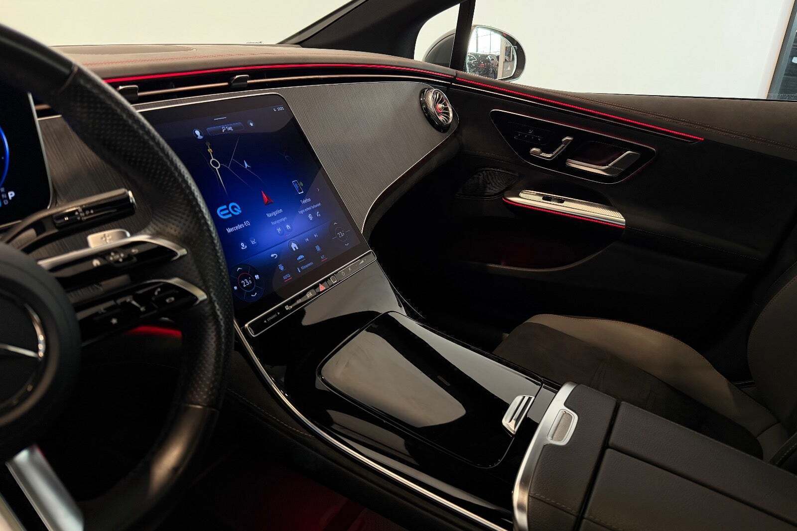 Grå Mercedes EQE300 fra 2023