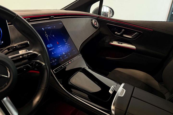 Grå Mercedes EQE300 fra 2023