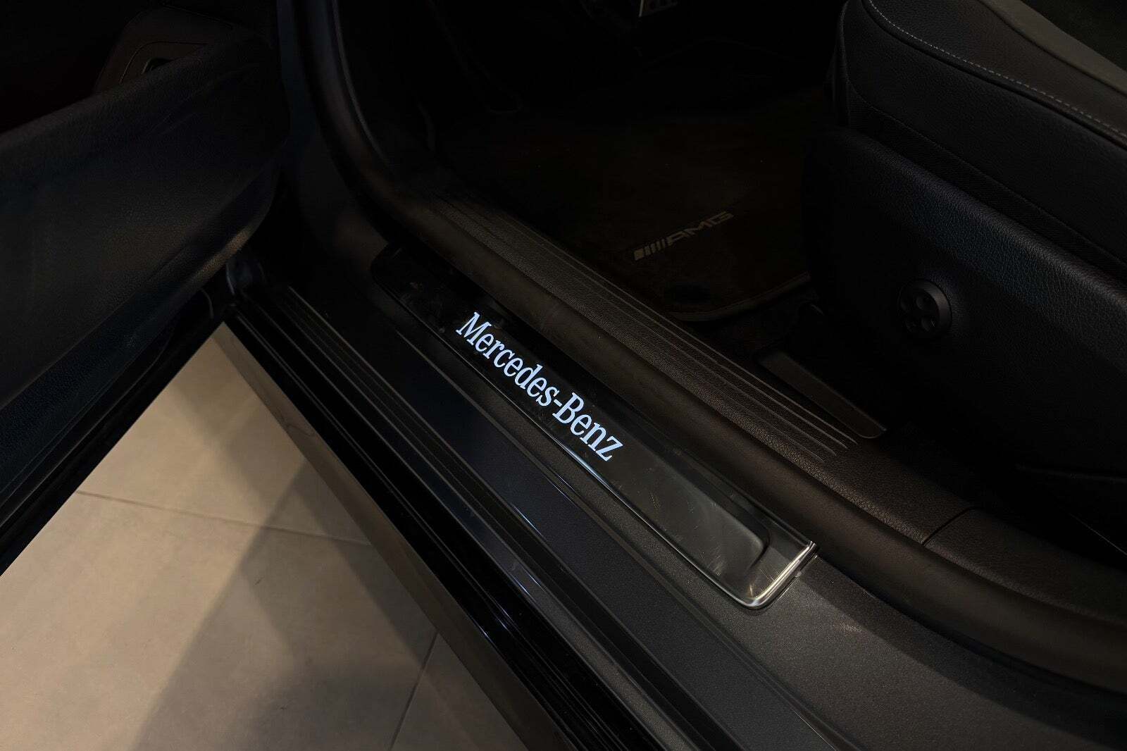 Grå Mercedes EQE300 fra 2023