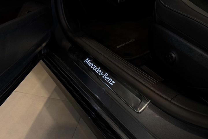 Grå Mercedes EQE300 fra 2023