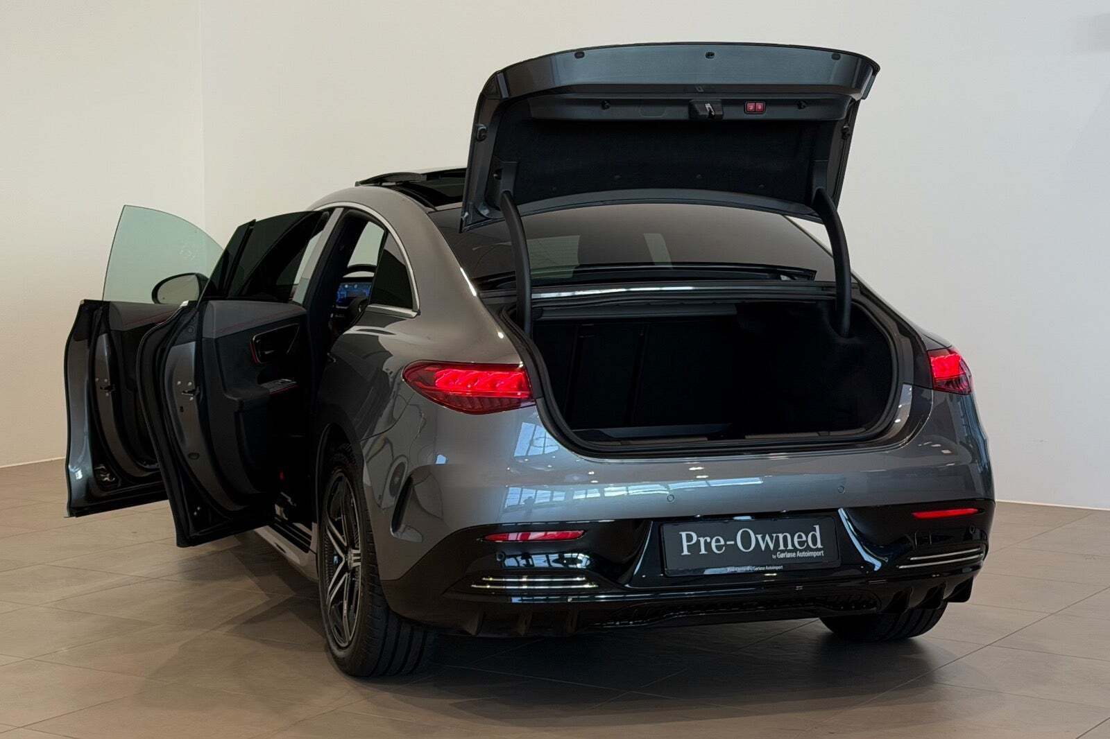 Grå Mercedes EQE300 fra 2023