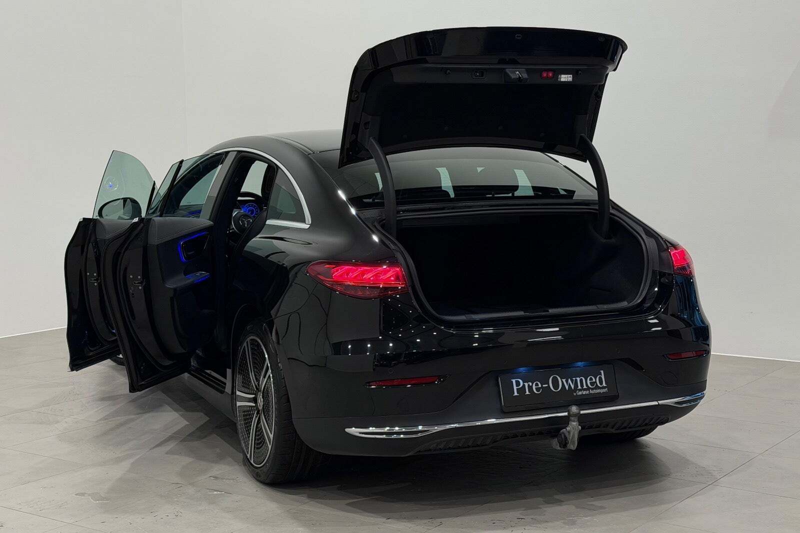 Sort Mercedes EQE300 fra 2023