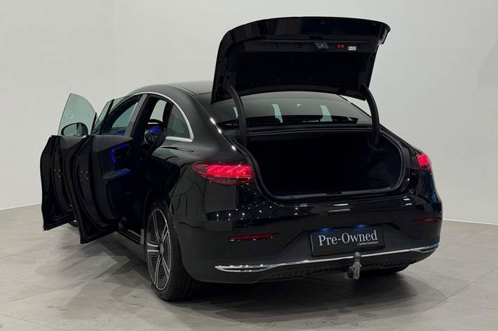 Sort Mercedes EQE300 fra 2023
