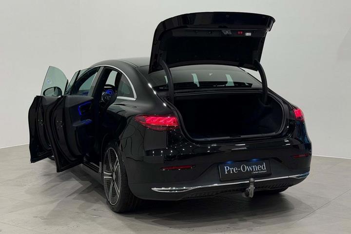 Sort Mercedes EQE300 fra 2023