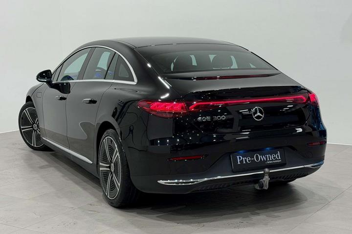 Sort Mercedes EQE300 fra 2023