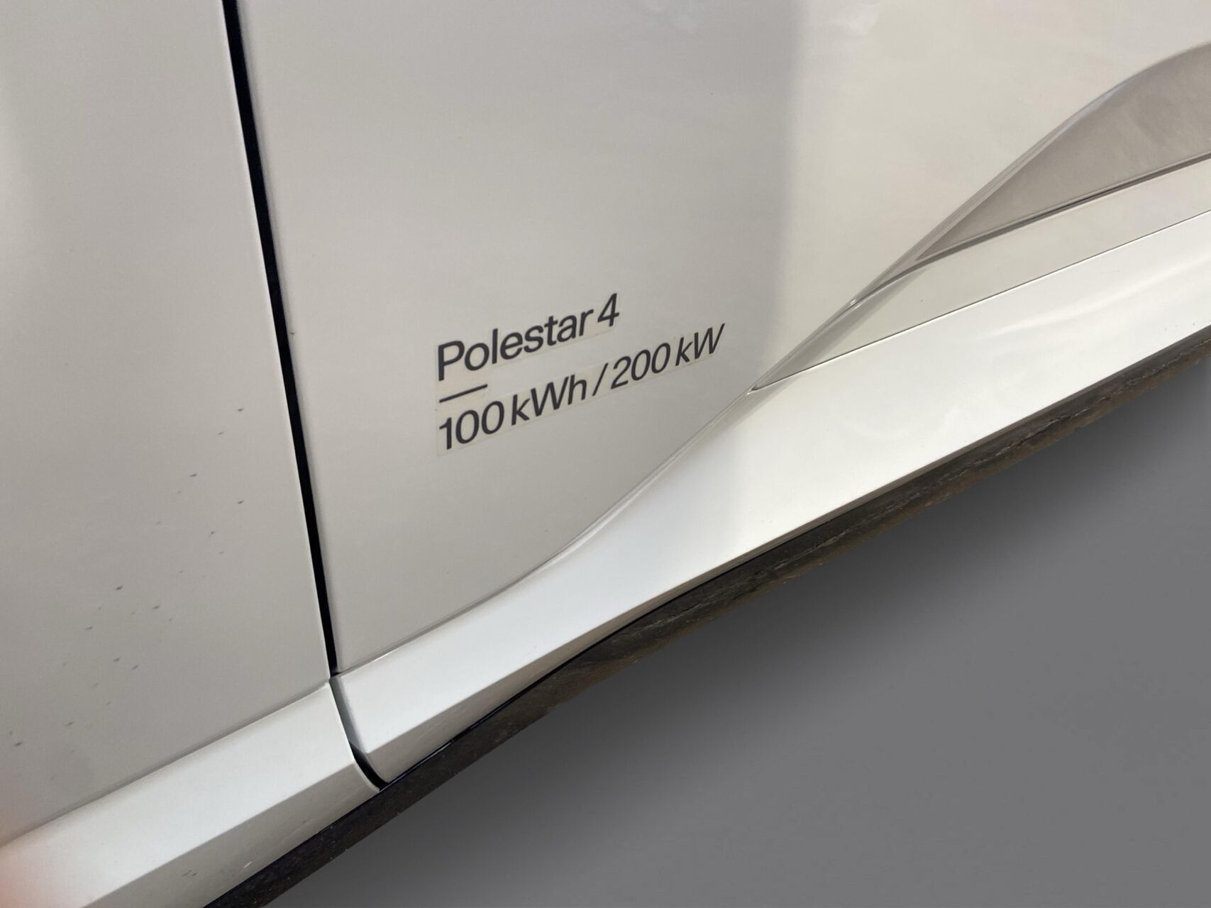 Hvid Polestar 4 fra 2025