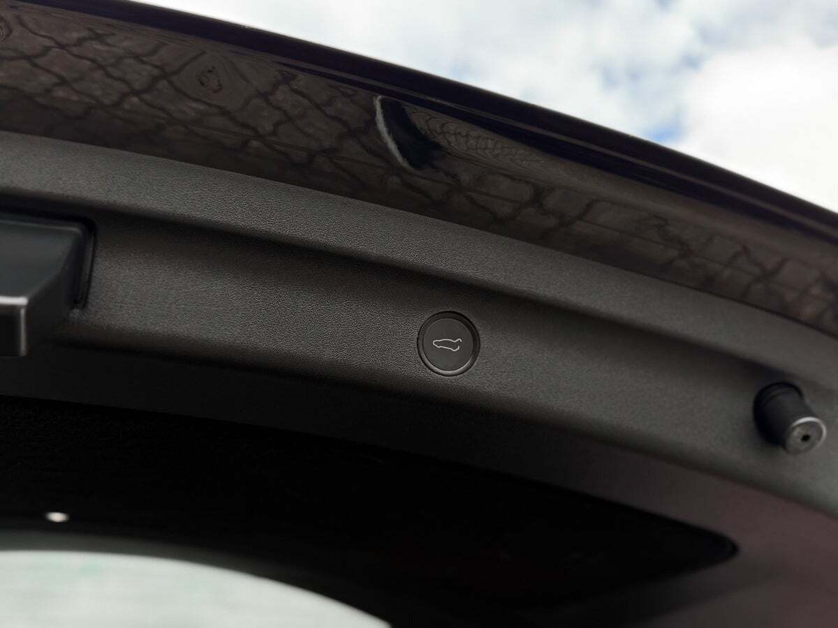 Sort Tesla Model Y fra 2023