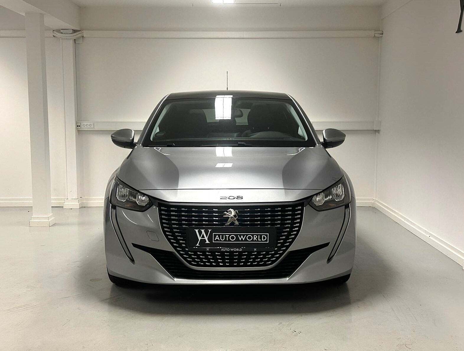 Grå Peugeot 208 fra 2020