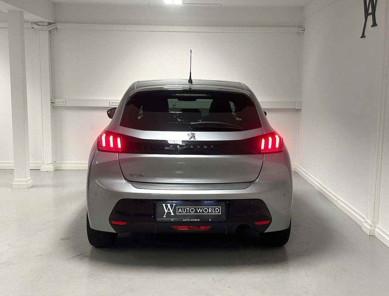 Grå Peugeot 208 fra 2020