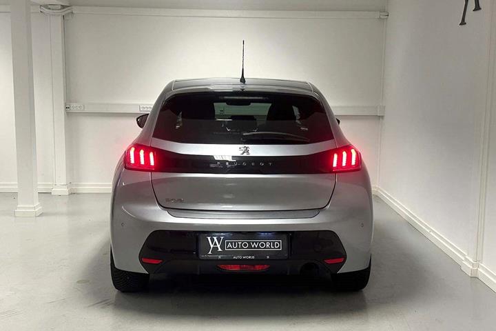 Grå Peugeot 208 fra 2020