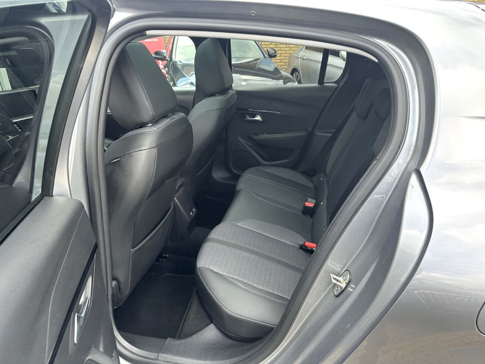 Grå Peugeot 208 fra 2020