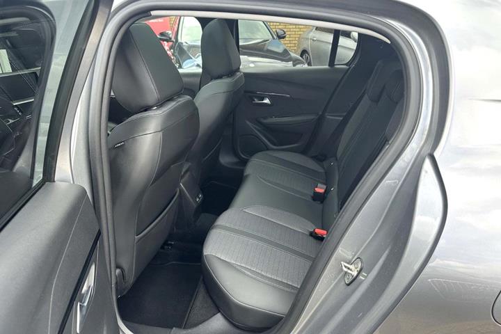 Grå Peugeot 208 fra 2020