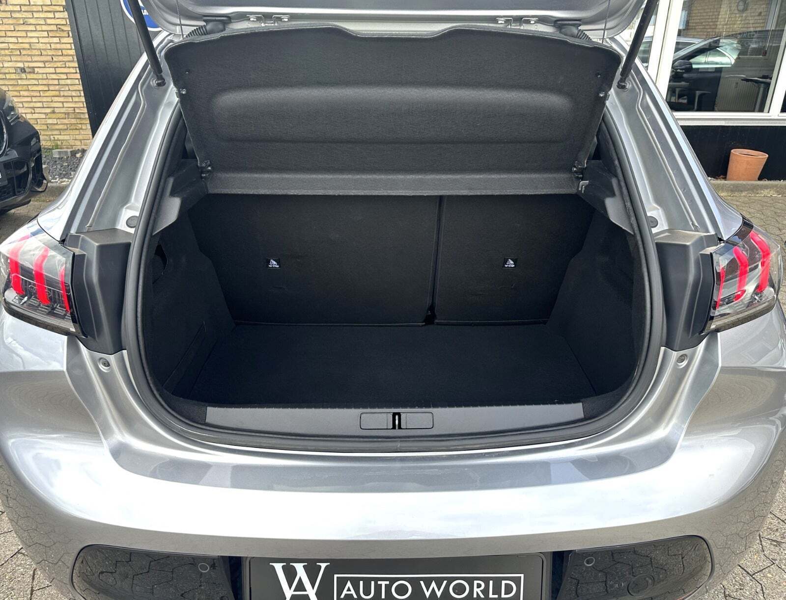 Grå Peugeot 208 fra 2020