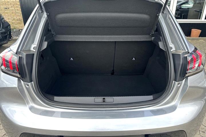 Grå Peugeot 208 fra 2020