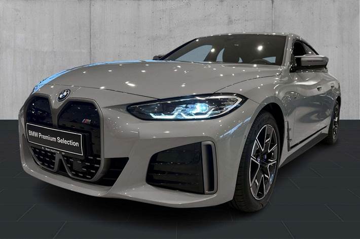 Grå BMW i4 fra 2024 set udefra