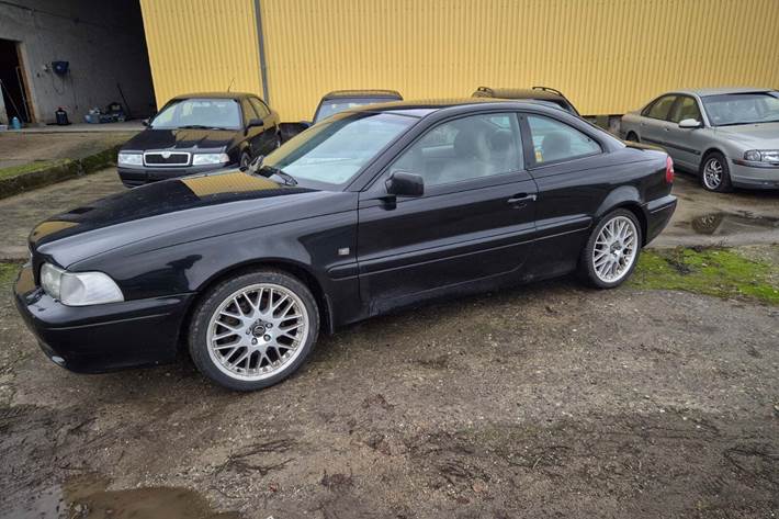 Sort Volvo C70 fra 1997 set udefra
