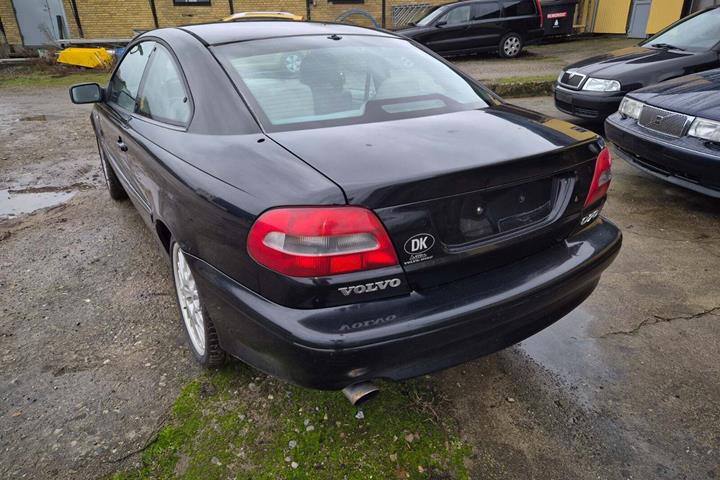 Sort Volvo C70 fra 1997 set udefra