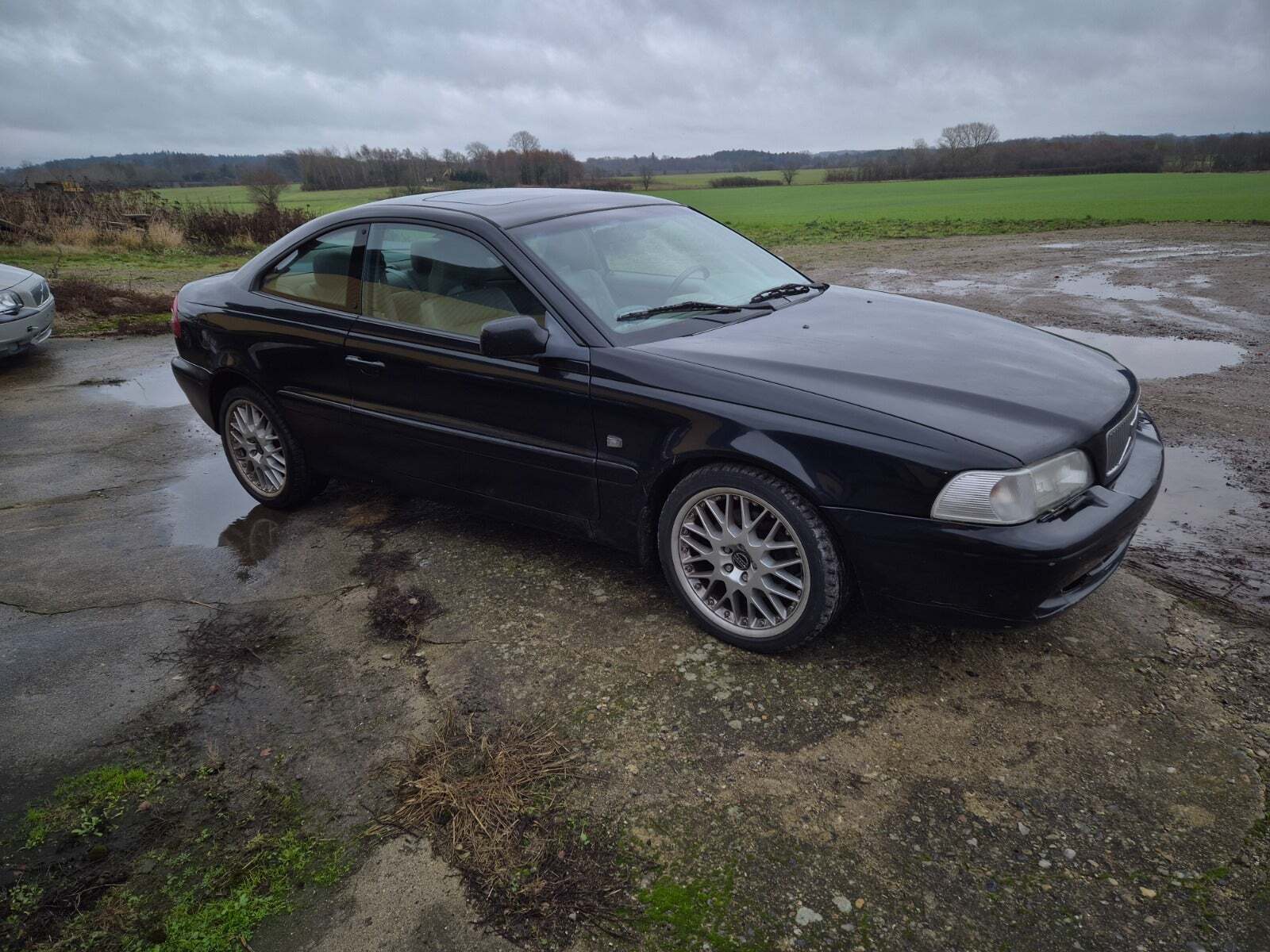Sort Volvo C70 fra 1997 set udefra