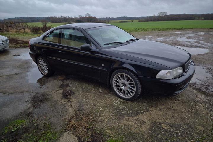 Sort Volvo C70 fra 1997 set udefra