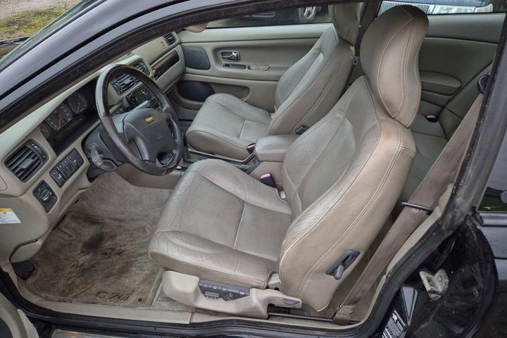 Sort Volvo C70 fra 1997 set indefra