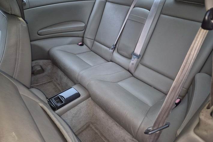 Sort Volvo C70 fra 1997 set indefra