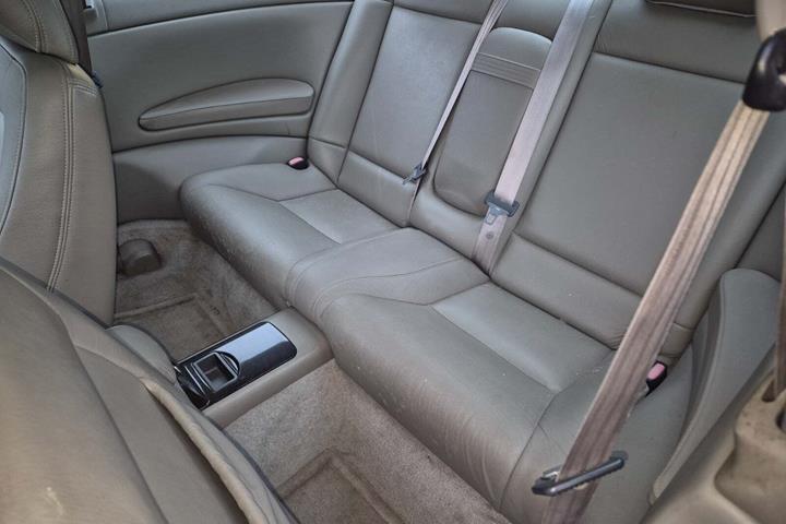 Sort Volvo C70 fra 1997 set indefra