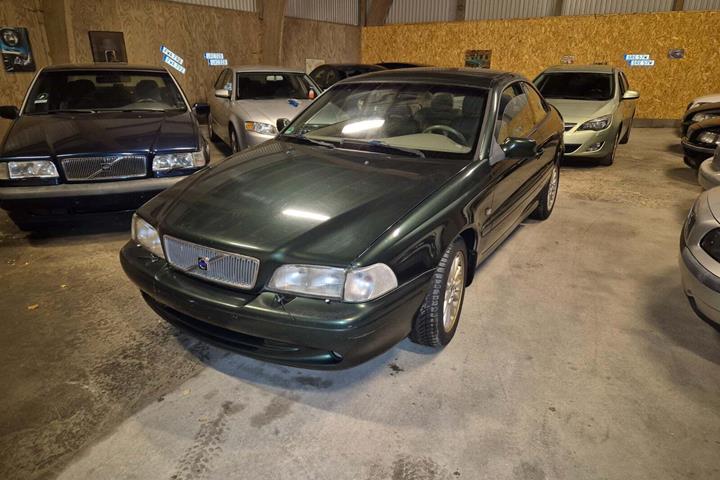 Grøn Volvo C70 fra 1998 set udefra