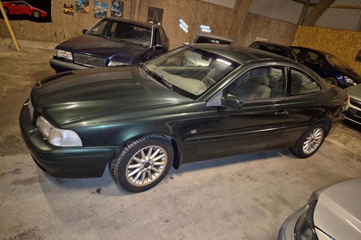 Grøn Volvo C70 fra 1998 set udefra