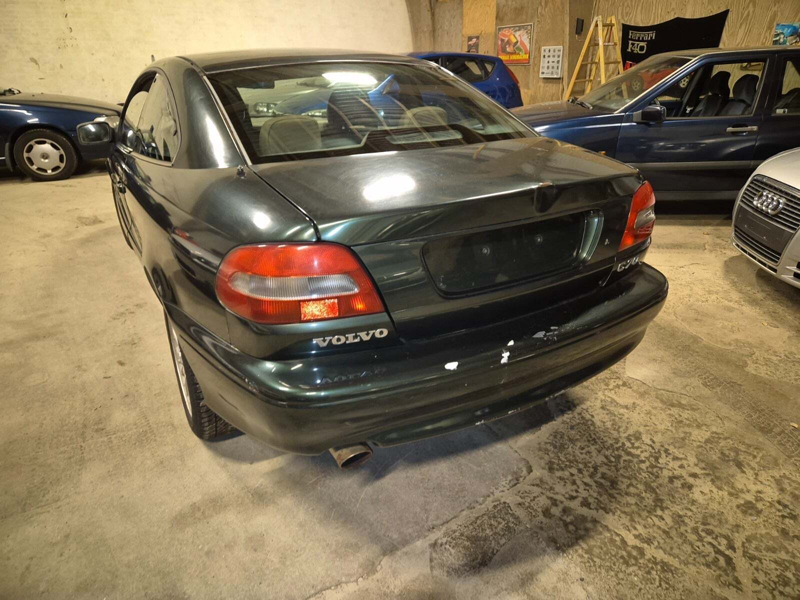 Grøn Volvo C70 fra 1998 set udefra