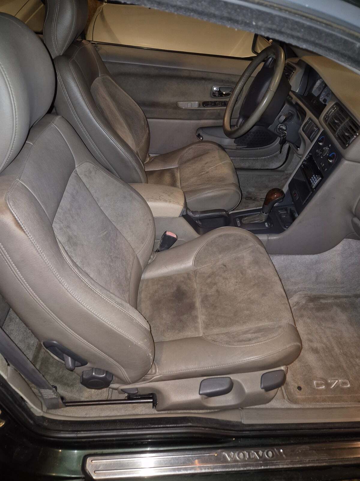 Grøn Volvo C70 fra 1998 set indefra