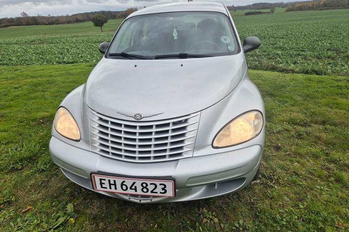 Sølv Chrysler PT Cruiser fra 2004 set udefra