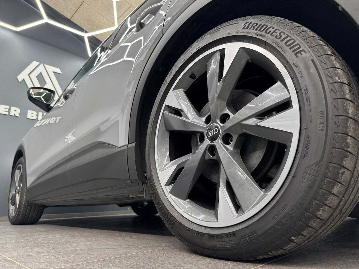 Grå Audi Q4 e-tron fra 2022