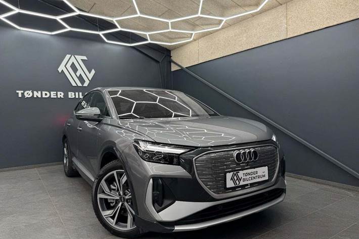 Grå Audi Q4 e-tron fra 2022 set udefra