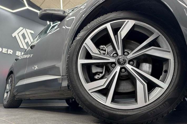 Grå Audi Q4 e-tron fra 2022