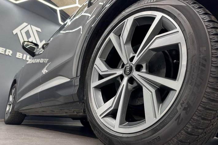 Grå Audi Q4 e-tron fra 2022