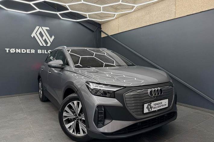 Grå Audi Q4 e-tron fra 2022 set udefra